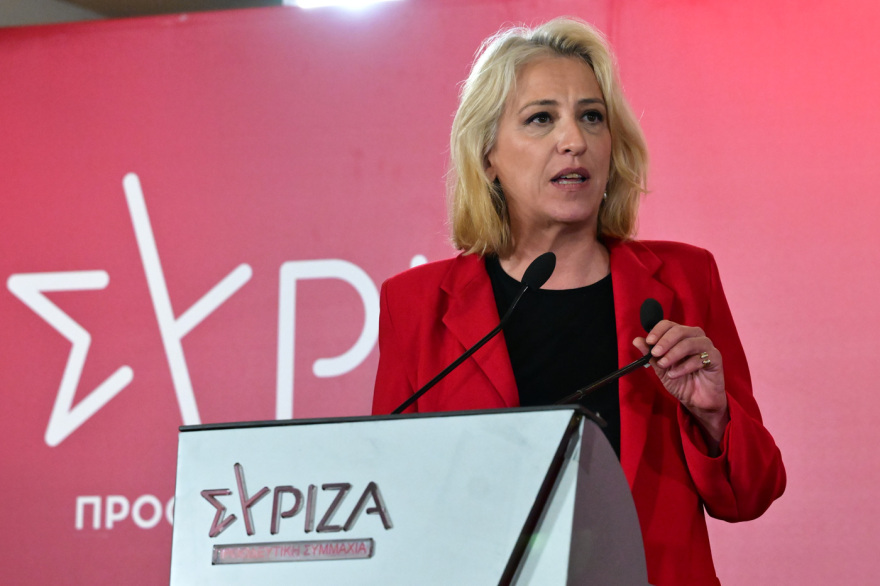 &Tau;&omicron; &nu;έ&omicron; &omicron;&rho;&gamma;&alpha;&nu;ό&gamma;&rho;&alpha;&mu;&mu;&alpha; &tau;&omicron;&upsilon; &Sigma;&Upsilon;&Rho;&Iota;&Zeta;&Alpha;: &Gamma;&rho;&alpha;&mu;&mu;&alpha;&tau;έ&alpha;&sigmaf; &omicron; &Pi;&alpha;&pi;&pi;ά&sigmaf;, &sigma;&tau;&omicron;&nu; &Pi;&omicron;&lambda;&iota;&tau;&iota;&kappa;ό &Sigma;&chi;&epsilon;&delta;&iota;&alpha;&sigma;&mu;ό &omicron; &Pi;&omicron;&lambda;ά&kappa;&eta;&sigmaf; &mu;&epsilon;&tau;ά &tau;&omicron; &laquo;&sigma;&kappa;&lambda;&eta;&rho;ό &rho;&omicron;&kappa;&raquo; &gamma;&iota;&alpha; &tau;&eta;&nu; &pi;&alpha;&rho;&alpha;&mu;&omicron;&nu;ή &tau;&omicron;&upsilon;