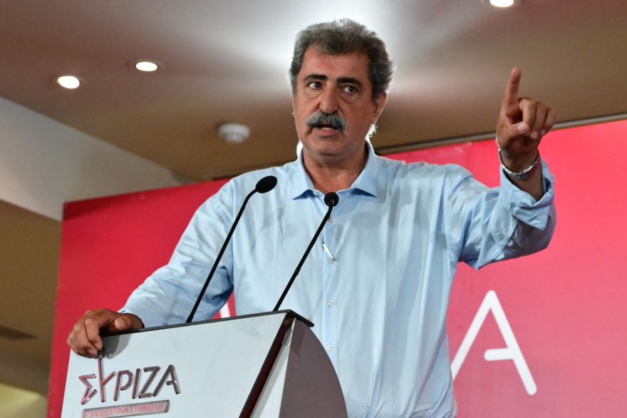 &Tau;&omicron; &nu;έ&omicron; &omicron;&rho;&gamma;&alpha;&nu;ό&gamma;&rho;&alpha;&mu;&mu;&alpha; &tau;&omicron;&upsilon; &Sigma;&Upsilon;&Rho;&Iota;&Zeta;&Alpha;: &Gamma;&rho;&alpha;&mu;&mu;&alpha;&tau;έ&alpha;&sigmaf; &omicron; &Pi;&alpha;&pi;&pi;ά&sigmaf;, &sigma;&tau;&omicron;&nu; &Pi;&omicron;&lambda;&iota;&tau;&iota;&kappa;ό &Sigma;&chi;&epsilon;&delta;&iota;&alpha;&sigma;&mu;ό &omicron; &Pi;&omicron;&lambda;ά&kappa;&eta;&sigmaf; &mu;&epsilon;&tau;ά &tau;&omicron; &laquo;&sigma;&kappa;&lambda;&eta;&rho;ό &rho;&omicron;&kappa;&raquo; &gamma;&iota;&alpha; &tau;&eta;&nu; &pi;&alpha;&rho;&alpha;&mu;&omicron;&nu;ή &tau;&omicron;&upsilon;