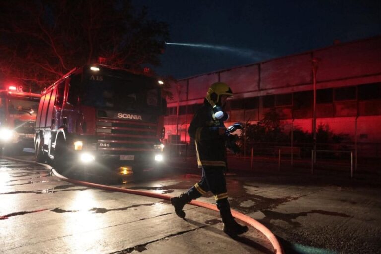 Περιορίστηκε η φωτιά εντός του κτηρίου Μπάντμιντον στο Γουδή
