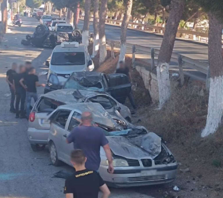Τρελή πορεία αυτοκινήτου στο Ηράκλειο Κρήτης, διέλυσε σταθμευμένα ΙΧ και τούμπαρε στη μέση του δρόμου - Δείτε φωτογραφίες