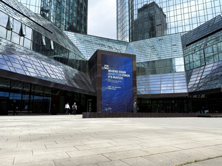 Έφοδος στα γραφεία της Deutsche Bank στη Φρανκφούρτη – Έρευνα για συναλλαγές cum-cum