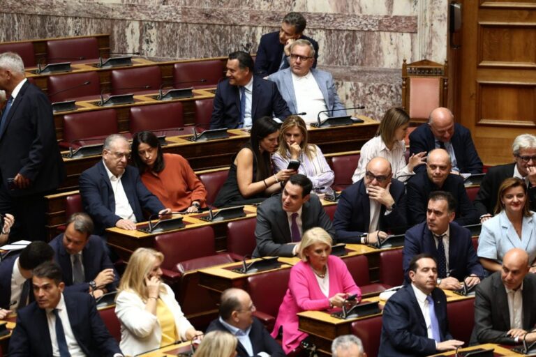 Στην επόμενη Βουλή θα κριθεί η τύχη της Αναθεώρησης του Συντάγματος - «Παρών» από τη Μπακογιάννη στο άρθρο για τη θητεία του ΠτΔ