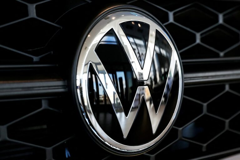 Volkswagen: Επιβεβαίωσε ο CEO το σχέδιο για επιπλέον 50.000 απολύσεις - Επιδιώκει μαχαίρι σε συνολικά 100.000 θέσεις