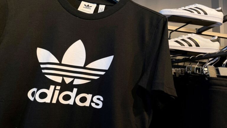 Adidas: Βουτιά-ρεκόρ της μετοχής μετά το «στοίχημα» του Μουντιάλ