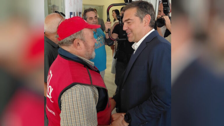&Eta; &sigma;&tau;&iota;&gamma;&mu;ή &pi;&omicron;&upsilon; &omicron; &Alpha;&lambda;έ&xi;&eta;&sigmaf; &Tau;&sigma;ί&pi;&rho;&alpha;&sigmaf; &alpha;&gamma;&omicron;&rho;ά&zeta;&epsilon;&iota; &tau;&omicron; &pi;&epsilon;&rho;&iota;&omicron;&delta;&iota;&kappa;ό &laquo;&Sigma;&chi;&epsilon;&delta;ί&alpha;&raquo;