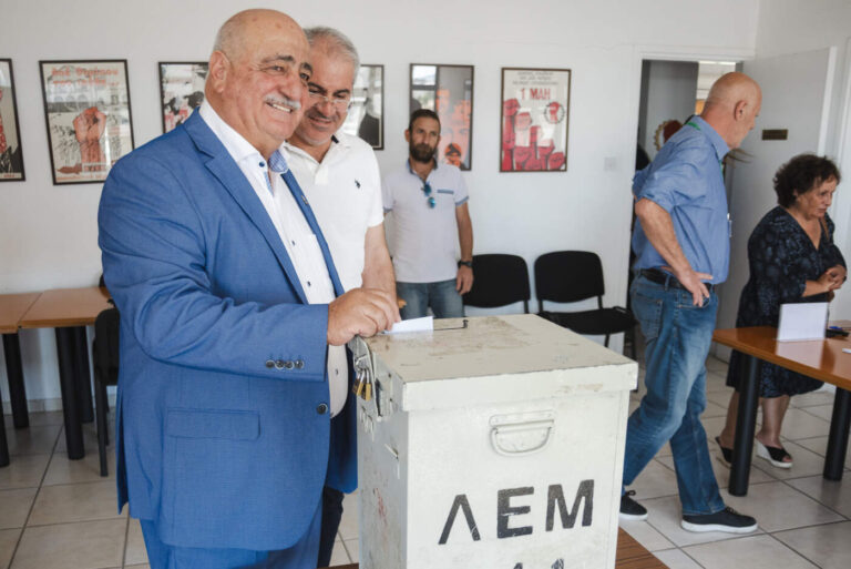 ΕΔΕΚ: Αποχωρεί «πυροβολώντας» από την ηγεσία ο Αναστασίου