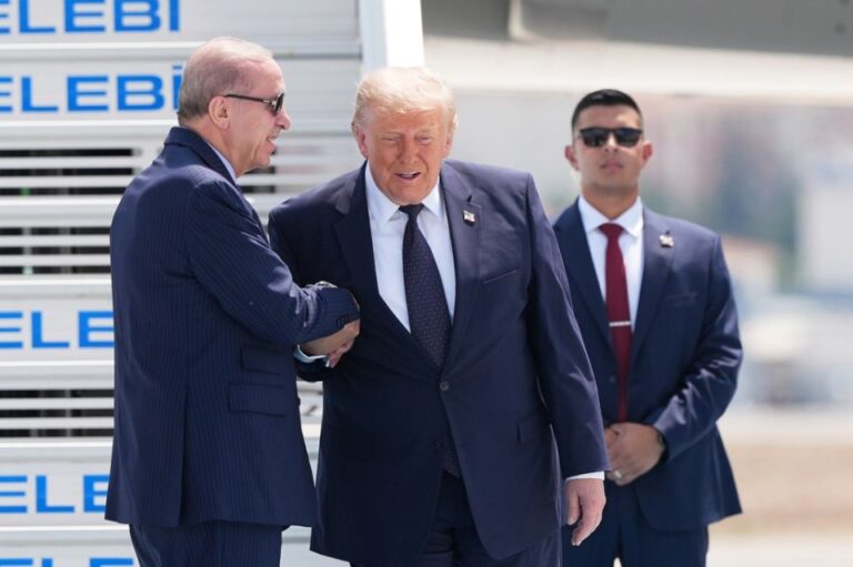 Αεροσκάφη, γενίτσαροι και αγκαλιές: Τα στιγμιότυπα της μεγαλειώδους υποδοχής Τραμπ από τον Ερντογάν