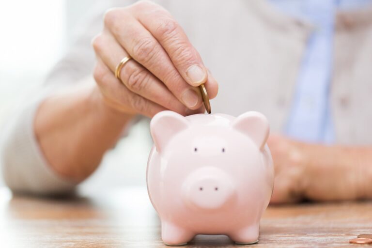 Ξοδεύουμε περισσότερα από όσα βγάζουμε - Η αρνητική αποταμίευση παγιώνεται στην ελληνική οικονομία