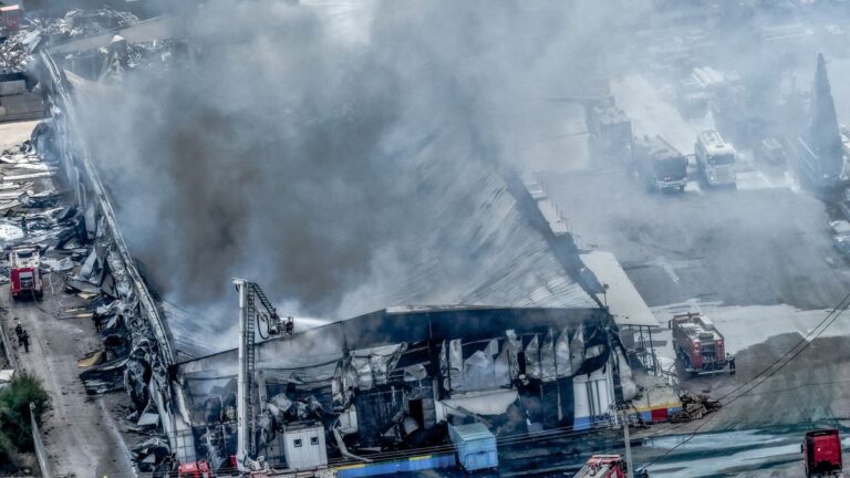 Φωτιά σε επιχείρηση ανταλλακτικών στον Ασπρόπυργο