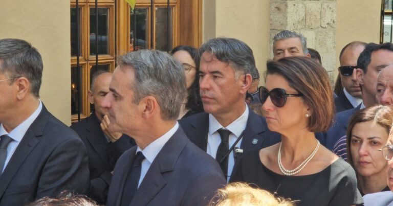 Η Αλεξία Μπακογιάννη στην κηδεία της Βάγιας Νέστορα - Ο πόνος είναι ίδιος