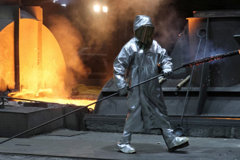 Γερμανία: Γιατί εξαφανίζονται οι θέσεις εργασίας από τη βιομηχανία - Απώλειες 200.000 ετησίως