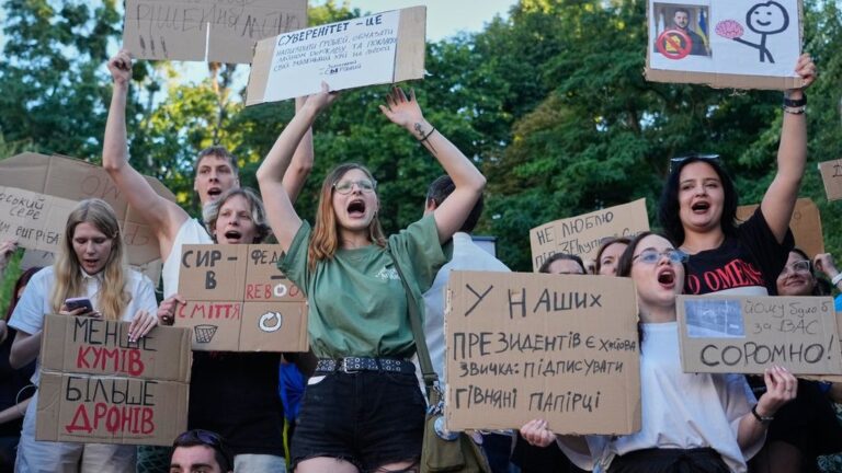 Πέμπτη ημέρα διαδηλώσεων στην Ουκρανία κατά της αποπομπής του υπ. Αμυνας