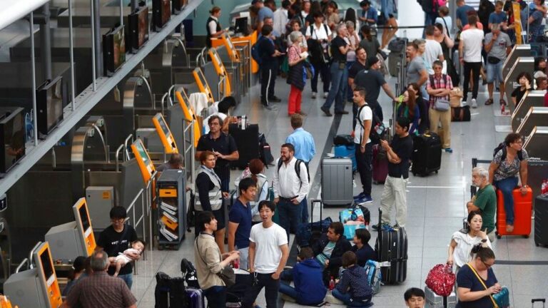 Απορρίπτει η ΕΕ την αναστολή των νέων συνοριακών ελέγχων που προκαλούν χάος στα αεροδρόμια