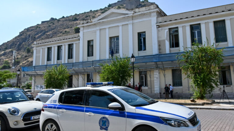 Απολογούνται στο Ναύπλιο οι δύο αστυνομικοί που κατηγορούνται για τον τραυματισμό του 20χρονου μετά απο πυροβολισμούς κατα τη διάρκεια καταδίωξης στο Άργος. Παρασκευή 10 Ιουλίου 2026 (ΒΑΣΙΛΗΣ ΠΑΠΑΔΟΠΟΥΛΟΣ / EUROKINISSI)