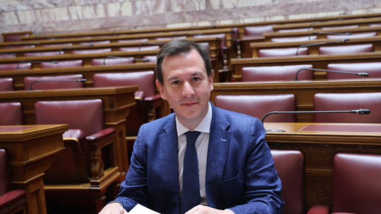 &Eta; &epsilon;&pi;&iota;&tau;&rho;&omicron;&pi;ή &alpha;&nu;&alpha;&theta;&epsilon;ώ&rho;&eta;&sigma;&eta;&sigmaf; &tau;&omicron;&upsilon; &Sigma;&upsilon;&nu;&tau;ά&gamma;&mu;&alpha;&tau;&omicron;&sigmaf; &sigma;&upsilon;&nu;&epsilon;&delta;&rho;&iota;ά&zeta;&epsilon;&iota; &mu;&epsilon; &theta;έ&mu;&alpha; &eta;&mu;&epsilon;&rho;ή&sigma;&iota;&alpha;&sigmaf; &delta;&iota;ά&tau;&alpha;&xi;&eta;&sigmaf;. &Alpha;. &Sigma;&upsilon;&zeta;ή&tau;&eta;&sigma;&eta; &epsilon;&pi;ί &tau;&omega;&nu; ά&rho;&theta;&rho;&omega;&nu; 102 &kappa;&alpha;&iota; 103 &tau;&omicron;&upsilon; &Sigma;&upsilon;&nu;&tau;ά&gamma;&mu;&alpha;&tau;&omicron;&sigmaf; &Beta;. &Psi;&eta;&phi;&omicron;&phi;&omicron;&rho;ί&alpha; &epsilon;&pi;ί &tau;&omega;&nu; &pi;&rho;&omicron;&tau;&epsilon;&iota;&nu;ό&mu;&epsilon;&nu;&omega;&nu; &pi;&rho;&omicron;&sigmaf; &alpha;&nu;&alpha;&theta;&epsilon;ώ&rho;&eta;&sigma;&eta; ά&rho;&theta;&rho;&omega;&nu; &tau;&omicron;&upsilon; &Sigma;&upsilon;&nu;&tau;ά&gamma;&mu;&alpha;&tau;&omicron;&sigmaf;. &Tau;&epsilon;&tau;ά&rho;&tau;&eta; 15 &Iota;&omicron;&upsilon;&lambda;ί&omicron;&upsilon; 2026 (&Gamma;&Iota;&Alpha;&Nu;&Nu;&Eta;&Sigma; &Pi;&Alpha;&Nu;&Alpha;&Gamma;&Omicron;&Pi;&Omicron;&Upsilon;&Lambda;&Omicron;&Sigma; / EUROKINISSI)
