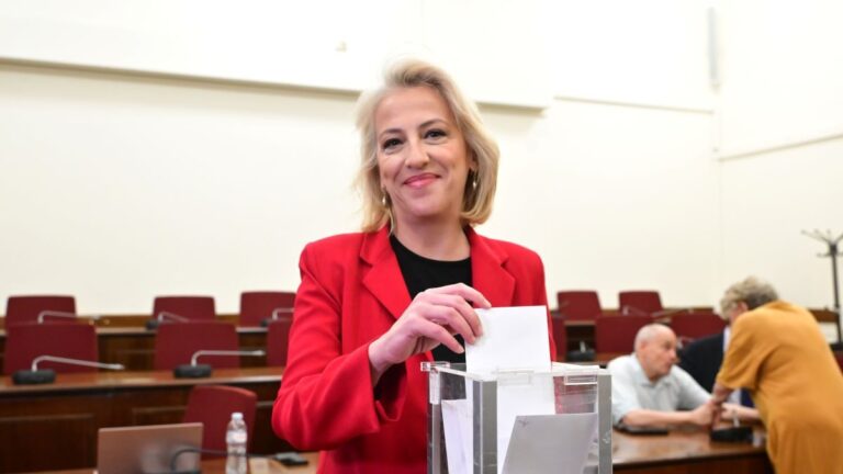 &Eta; &Rho;έ&nu;&alpha; &Delta;&omicron;ύ&rho;&omicron;&upsilon;
