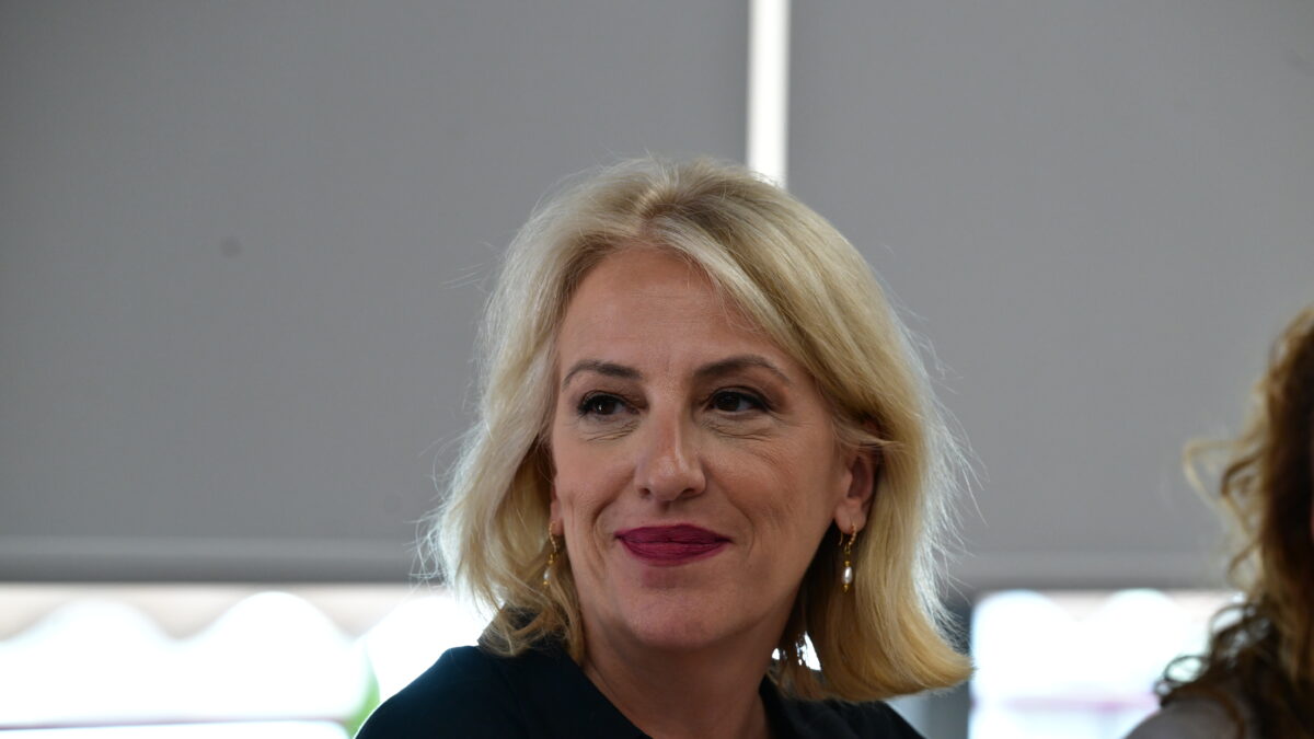 &Eta; &Rho;έ&nu;&alpha; &Delta;&omicron;ύ&rho;&omicron;&upsilon;