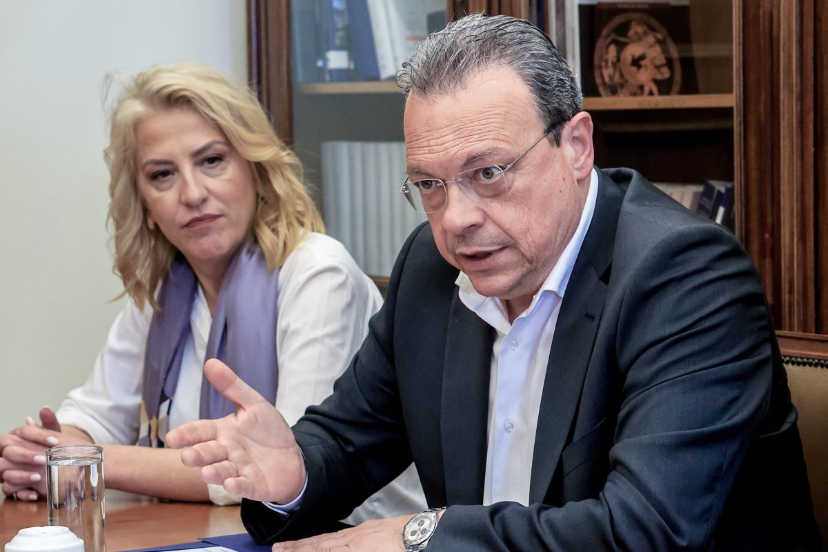 &Eta; &Rho;έ&nu;&alpha; &Delta;&omicron;ύ&rho;&omicron;&upsilon; &kappa;&alpha;&iota; &omicron; &Sigma;&omega;&kappa;&rho;ά&tau;&eta;&sigmaf; &Phi;ά&mu;&epsilon;&lambda;&lambda;&omicron;&sigmaf;