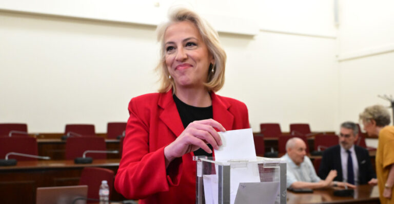 &Pi;&rho;ό&epsilon;&delta;&rho;&omicron;&sigmaf; &tau;&omicron;&upsilon; &Sigma;&Upsilon;&Rho;&Iota;&Zeta;&Alpha; &eta; &Delta;&omicron;ύ&rho;&omicron;&upsilon; &mu;&epsilon; 7 &alpha;&pi;ό &tau;&iota;&sigmaf; 8 &psi;ή&phi;&omicron;&upsilon;&sigmaf;