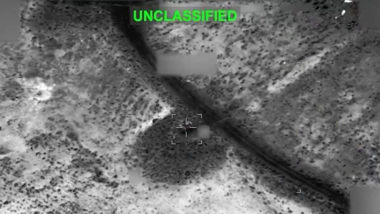 Η στιγμή που αμερικανικά drones χτυπούν υποβρύχιο και εγκατάσταση συντήρησης πλοίων στο Ιράν