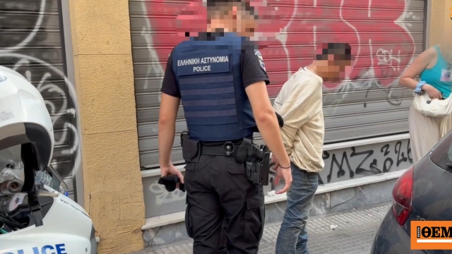 Ομόνοια: Συνελήφθη επ’ αυτοφώρω διαρρήκτης που έσπασε παράθυρο αυτοκινήτου, δείτε βίντεο