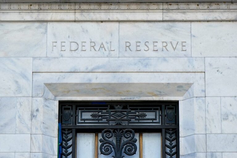 Fed: Αμετάβλητα επιτόκια σε πείσμα των πιέσεων Τραμπ και πληθωρισμού