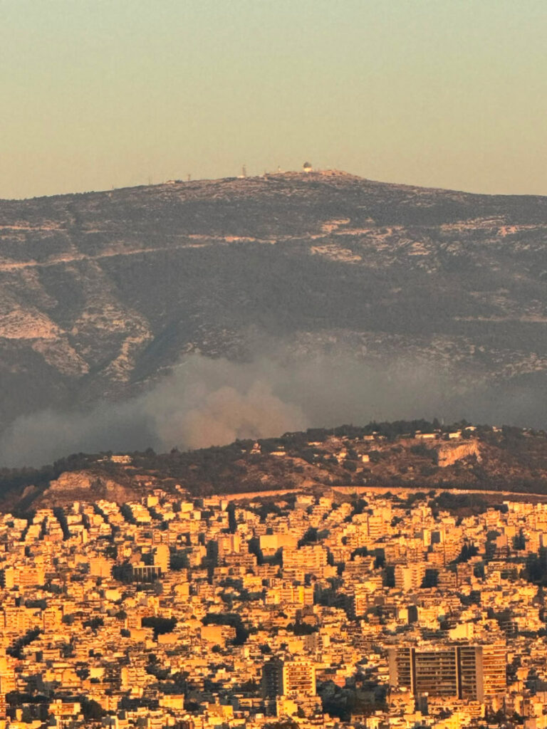 Υπό έλεγχο η φωτιά στο παλιό κτίριο του Μπάντμιντον στο Πάρκο Γουδή, βίντεο και φωτογραφίες