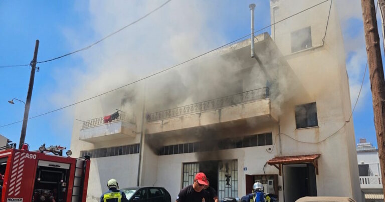Φωτιά στα Χανιά: Κάηκε σπίτι, οι φλόγες επεκτάθηκαν σε αποθήκη χαρτικών