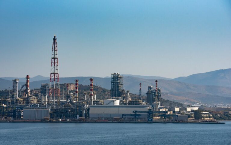 Helleniq Energy: Από σήμερα η έκπτωση προς τις εταιρείες εμπορίας καυσίμων - Τι προβλέπει η απόφαση για βενζίνη και πετρέλαιο κίνησης