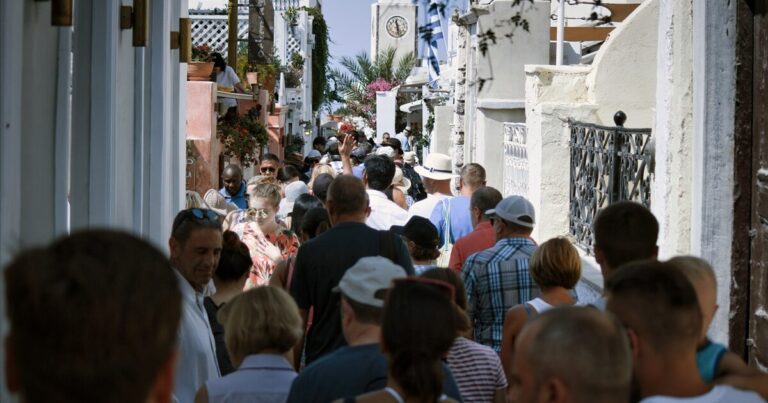 Η Ελλάδα που αδειάζει τον χειμώνα και γεμίζει το καλοκαίρι: Η άλλη όψη των νησιών και των ορεινών χωριών