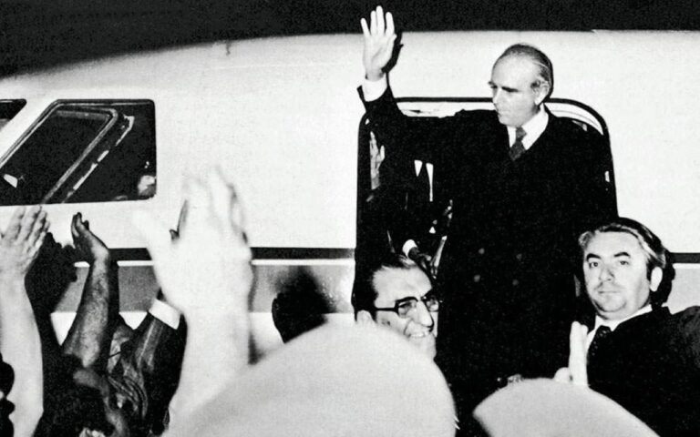 Αποκατάσταση της Δημοκρατίας - 24 Ιουλίου 1974: Η νύχτα που επέστρεψε ο Καραμανλής στην Ελλάδα - ΒΙΝΤΕΟ