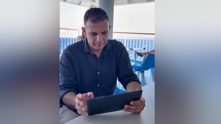 &Omicron; &Gamma;&iota;ώ&rho;&gamma;&omicron;&sigmaf; &Kappa;&alpha;&rho;&alpha;&mu;έ&rho;&omicron;&sigmaf; &mu;έ&sigma;&alpha; &alpha;&pi;ό &tau;&omicron; &pi;&lambda;&omicron;ί&omicron;