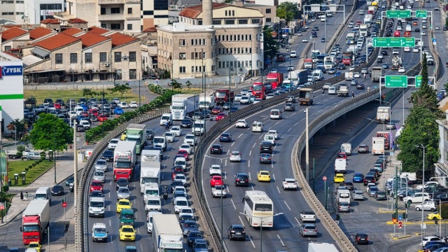 Φωτιά στη Λεωφόρο Κηφισού, καθυστερήσεις στο ρεύμα προς Λαμία