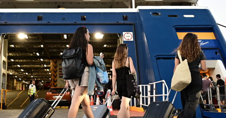 Σε εξέλιξη η έξοδος των αδειούχων: Μεγάλη κίνηση στα λιμάνια της Αττικής – «Απόδραση» άνω των 50.000 επιβατών την Παρασκευή