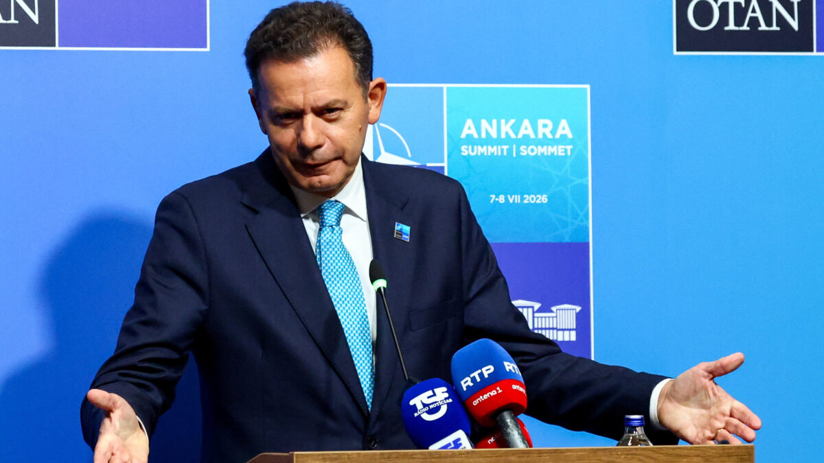 &Lambda;&omicron;&upsilon;ί&sigmaf; &Mu;&omicron;&nu;&tau;&epsilon;&nu;έ&gamma;&kappa;&rho;&omicron;, &pi;&rho;&omega;&theta;&upsilon;&pi;&omicron;&upsilon;&rho;&gamma;ό&sigmaf; &Pi;&omicron;&rho;&tau;&omicron;&gamma;&alpha;&lambda;ί&alpha;&sigmaf;