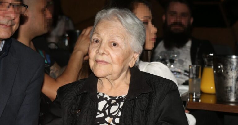 Μαίρη Λίντα: Η δολοφονία της μητέρας της που την σημάδεψε – Διαρρήκτες την χτύπησαν και την έκαψαν ζωντανή