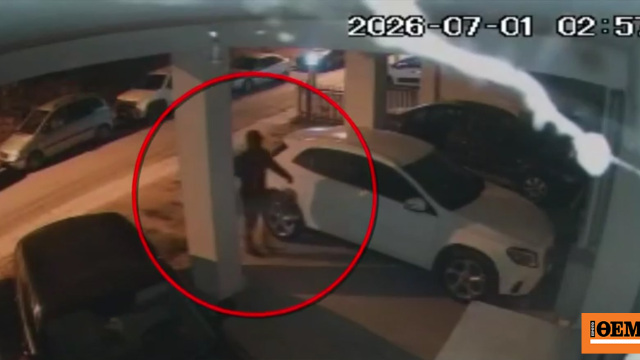 H στιγμή που ο δράστης αφήνει τον εμπρηστικό μηχανισμό στο σπίτι του Σάββα Αναστασιάδη στη Θεσσαλονίκη και η έκρηξη, δείτε βίντεο