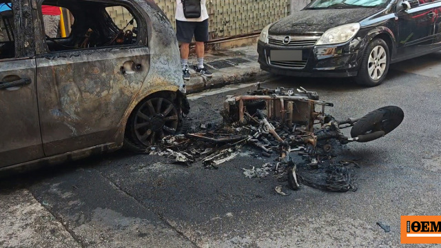 Αυτοκίνητο στην Κυψέλη κάηκε ολοσχερώς μετά από φωτιά που ξέσπασε σε ηλεκτρικό σκούτερ, δείτε βίντεο
