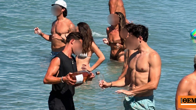 Βίντεο: Αντιδράσεις στα social media για τον σερβιτόρο «Ράμπο» που σερβίρει κρασί μέσα στη θάλασσα