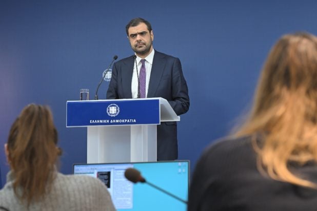 Μαρινάκης στο 15ο briefing για τους πολίτες: Τι ισχύει για νέες ταυτότητες, «Εξοικονομώ» και ρύθμιση 72 δόσεων