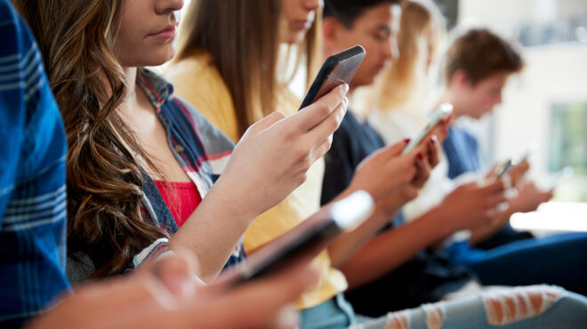 παιδιά-και-smartphones-βάζοντας-όρια-στο-scrolling-του-κ-563709808