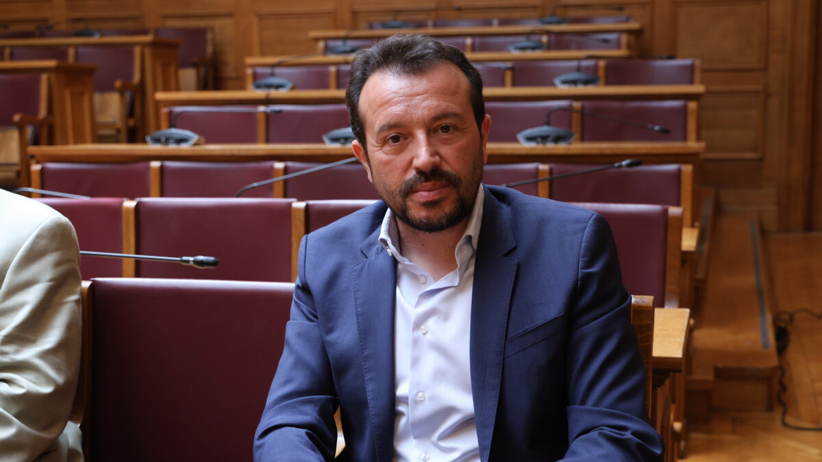&Sigma;&upsilon;&nu;&epsilon;&delta;&rho;ί&alpha;&sigma;&eta; &tau;&eta;&sigmaf; &Kappa;&omicron;&iota;&nu;&omicron;&beta;&omicron;&upsilon;&lambda;&epsilon;&upsilon;&tau;&iota;&kappa;ή&sigmaf; &Omicron;&mu;ά&delta;&alpha;&sigmaf; &tau;&omicron;&upsilon; &Sigma;&Upsilon;&Rho;&Iota;&Zeta;&Alpha;-&Pi;&Sigma; &mu;&epsilon; &theta;έ&mu;&alpha; &tau;&eta;&nu; &epsilon;&kappa;&lambda;&omicron;&gamma;ή &Gamma;&rho;&alpha;&mu;&mu;&alpha;&tau;έ&alpha; &tau;&eta;&sigmaf;. &Tau;&epsilon;&tau;ά&rho;&tau;&eta; 15 &Iota;&omicron;&upsilon;&lambda;ί&omicron;&upsilon; 2026 (&Gamma;&Iota;&Alpha;&Nu;&Nu;&Eta;&Sigma; &Pi;&Alpha;&Nu;&Alpha;&Gamma;&Omicron;&Pi;&Omicron;&Upsilon;&Lambda;&Omicron;&Sigma; / EUROKINISSI)