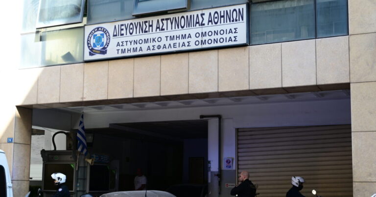 Υπόθεση βιασμού 19χρονης στην Ομόνοια: Ο εισαγγελέας πρότεινε την αθώωση των 3 κατηγορούμενων αστυνομικών λόγω αμφιβολιών