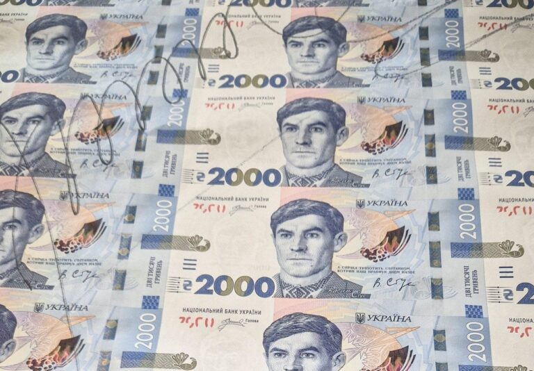 Η Ουκρανία παρουσιάζει νέο χαρτονόμισμα των 2.000 γρίβνα, ο πόλεμος αυξάνει τη ζήτηση για μετρητά