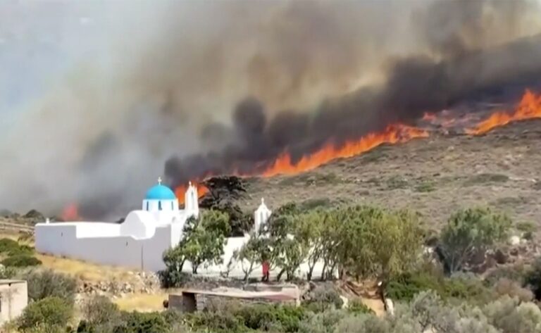 8 συλλήψεις για τις φωτιές στην Ελλάδα, ανάμεσά τους ο δήμαρχος κι ο αντιδήμαρχος Πάρου