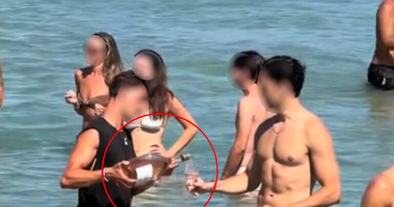 Πάρος: Αδιανόητο βίντεο με υπάλληλο beach bar να σερβίρει κρασί σε πελάτες μέσα στη θάλασσα