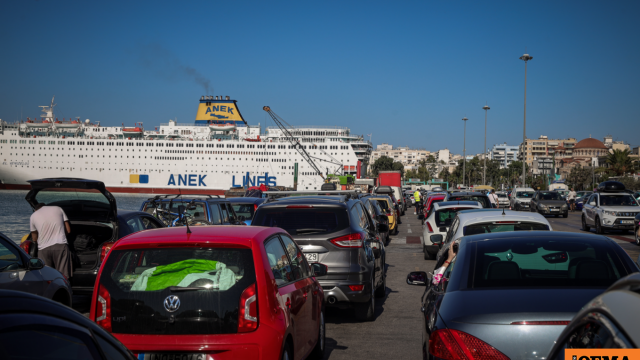 Ξεκίνησε η μεγάλη έξοδος των αδειούχων, πάνω από 50.000 ταξιδιώτες αναχώρησαν από τα λιμάνια της Αττικής