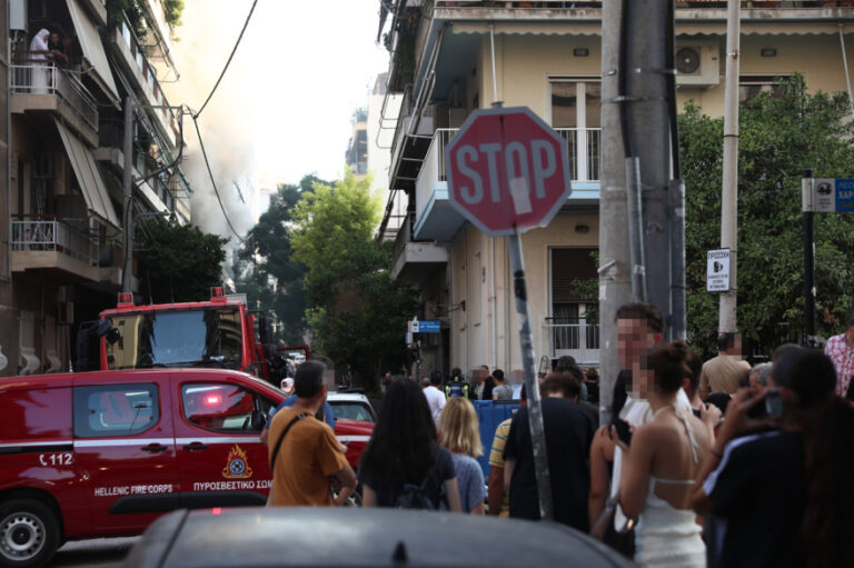 Φωτιά τώρα σε διαμέρισμα στον Πειραιά, απομακρύνθηκαν κάτοικοι από άλλους ορόφους, δείτε βίντεο και φωτογραφίες