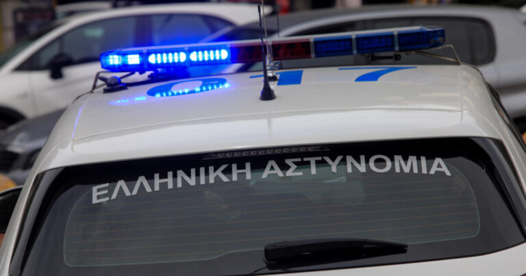 Θεσσαλονίκη: 22χρονος οδηγός παρέσυρε πεζούς και «καρφώθηκε» πάνω σε 4 παρκαρισμένα αυτοκίνητα