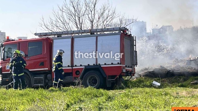 Καλύτερη η εικόνα της φωτιάς σε οικόπεδο στη Θέρμη Θεσσαλονίκης, δεν απειλούνται σπίτια